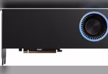 Carte graphique Intel design sobre avec ventilateur bleu fond neutre.