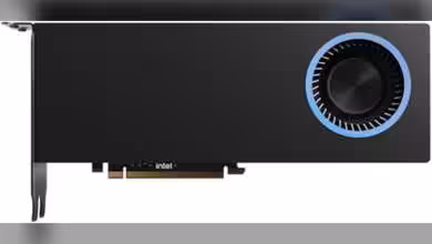 Carte graphique Intel design sobre avec ventilateur bleu fond neutre.