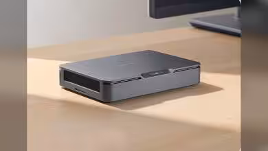 Khadas Mind Pro mini PC noir sur un bureau en bois