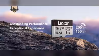 Carte microSD Lexar Silver Plus 1 To sur fond rocheux avec débits lisibles.
