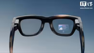 Lunettes intelligentes avec affichage tête haute intégré sur la lentille droite, design rectangulaire moderne.