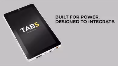 Tablette M5Stack Tab5 avec texte "Built for Power. Designed to Integrate."