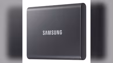 Disque SSD externe Samsung de couleur grise avec logo sur le boîtier.