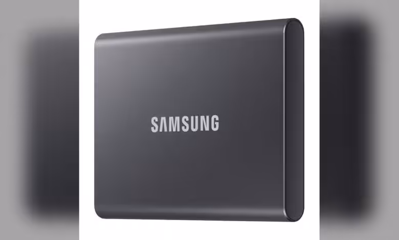 Mémoire Samsung : flambée DDR5 et SSD en Corée, stocks au plus bas 1 Disque SSD externe Samsung de couleur grise avec logo sur le boîtier.