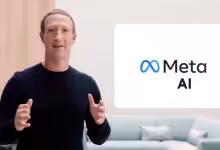 Homme devant logo Meta AI, discutant des nouveaux modèles d'intelligence artificielle de Meta.