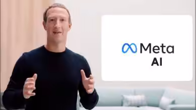 Homme devant logo Meta AI, discutant des nouveaux modèles d'intelligence artificielle de Meta.