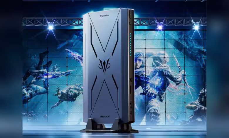 Minisforum AtomMan G7 Pro : mini PC RTX 5070 Laptop et Core i9-14900HX 1 Mini PC AtomMan G7 Pro debout avec éclairage arrière animé