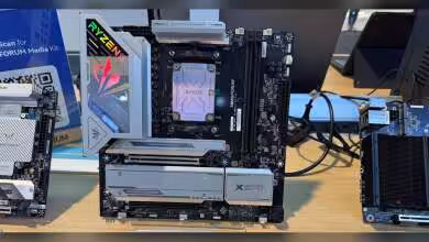 Carte mère Minisforum X870 avec éclairage RGB vif sur un fond de table en bois clair