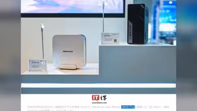 Deux mini PC MINISFORUM exposés, modèles Intel Arrow Lake et AMD Ryzen, avec étiquettes explicatives.