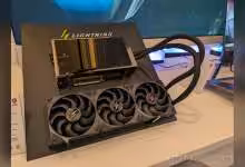 Carte graphique MSI RTX 5090 Lightning Z avec refroidisseur externe à trois ventilateurs.