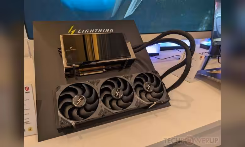 MSI RTX 5090 Lightning Z : 40 phases, XOC 2 500 W et 3 742 MHz au CES 1 Carte graphique MSI RTX 5090 Lightning Z avec refroidisseur externe à trois ventilateurs.