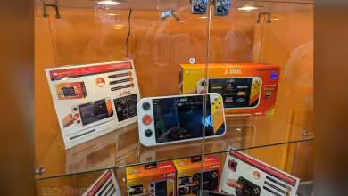 Console My Arcade Atari exposée avec emballages colorés.