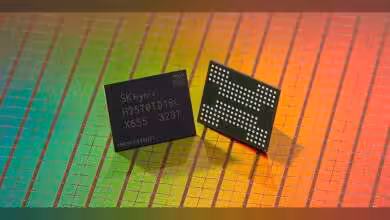 Puce SK Hynix NAND H25TDT1GBC sur wafer coloré, affichant micro-connecteurs à l'arrière.