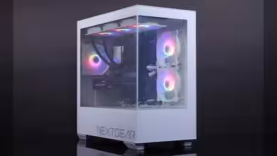 Boîtier Nextgear transparent fond noir avec éclairage RGB interne vif et contrasté