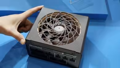 Unité d'alimentation Noctua avec design distinctif et éclairage professionnel sur fond bleu.** **