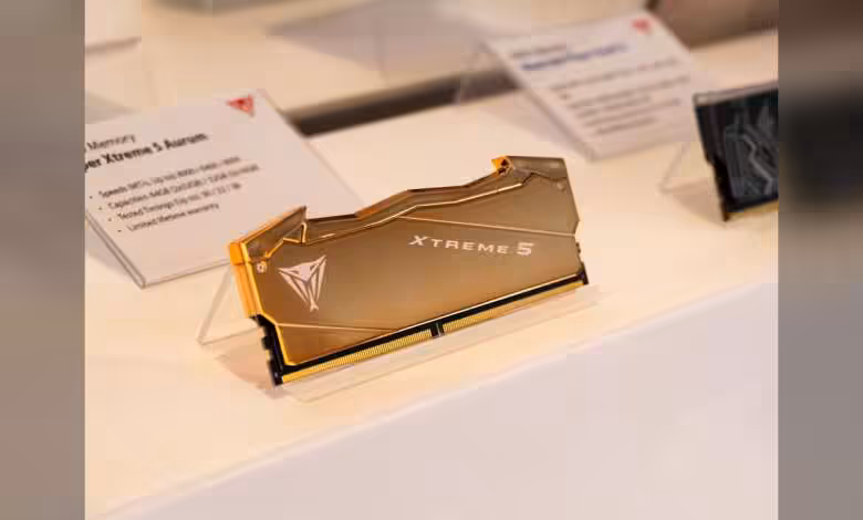 Patriot Viper Xtreme 5 Aurum Edition : DDR5 dorée jusqu’à 64 Go à 8000 MT/s 1 Patriot Viper Xtreme 5 Aurum Edition dorée exposée avec spécifications.