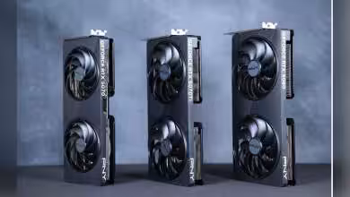 Trois cartes graphiques PNY RTX 5070, 5070 Ti, 5080 alignées verticalement