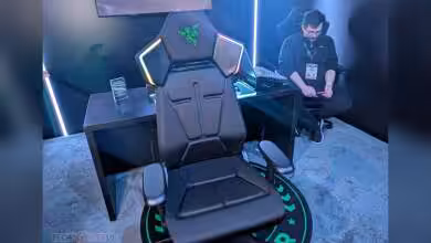 Fauteuil gaming Razer Project Madison avec éclairage RGB intégré sur un stand d'exposition.
