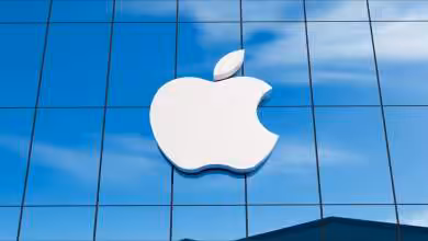 Logo Apple sur la façade en verre d'un bâtiment.