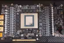 RTX 5090 : un moddeur ajoute un second 12V-2x6 à une GIGABYTE, équilibrage 6:4