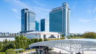 Bâtiments du siège de Samsung avec logo visible à l'entrée
