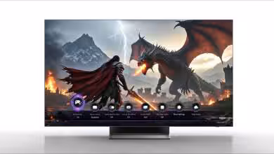 Samsung S95H OLED 48 pouces affichant jeu vidéo avec dragon, interface utilisateur visible en bas.