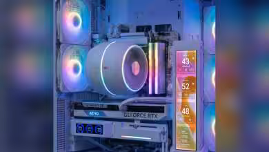 Intérieur de PC avec composants RGB lumineux et écran sur carte GeForce RTX, éclairage néon.