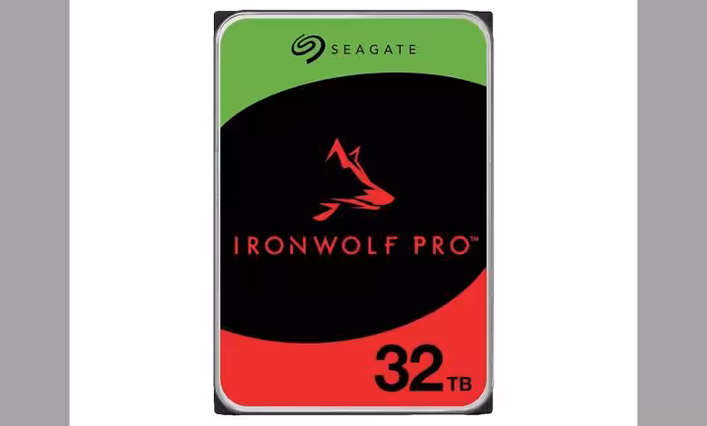 Seagate IronWolf Pro 32 To : plus gros HDD NAS, dès 865 € 1 Disque dur Seagate IronWolf Pro 32 To, logo IronWolf, conçu pour NAS, boîtier rectangulaire.