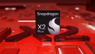 Logo Snapdragon X2 Plus sur circuit imprimé rouge.