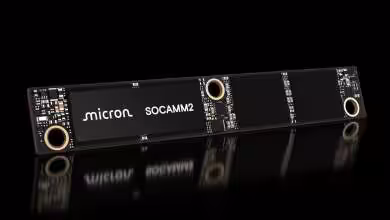 Module de mémoire Micron SOCAMM2 avec circuits imprimés exposés, design longue bande noire.