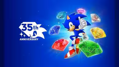 Sonic entouré de Chaos Emeralds colorés, célébrant le 35e anniversaire de SEGA sur fond bleu.