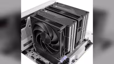 Installation du Thermalright Frost Tower 140 sur une carte mère dans un boîtier.