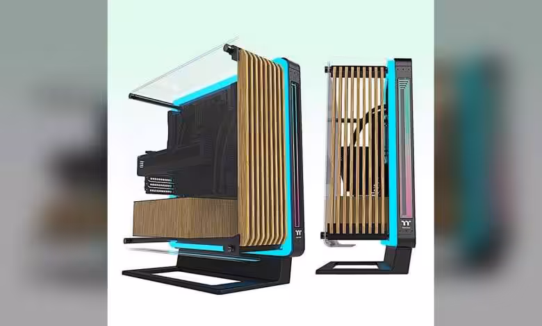 Thermaltake Core PX Infinity WS ARGB : open frame, verre courbé et miroirs infinis 1 Rendu numérique du châssis Thermaltake Core PX Infinity WS ARGB avec panneaux en bois.