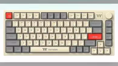 Clavier Thermaltake Retrocraft 75% beige et gris avec touches rouges Escape et Enter.