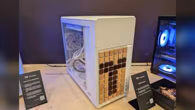 Boîtier Thermaltake TR300 avec façade en bois, ventilateurs visibles.