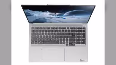Lenovo ThinkBook 16+ 2026 Ryzen : 16” 3.2K 165 Hz, 99,9 Wh et double M.2 9 Vue de dessus du Lenovo ThinkBook montrant clavier et écran avec image spatiale.