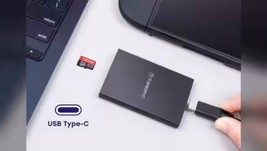 Transcend RDE3 : lecteur microSD Express USB‑C 10 Gb/s jusqu’à 900 Mo/s 4 Lecteur Transcend RDE3 connecté via USB-C avec carte microSD Express 512 Go.