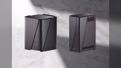 Deux boîtiers NAS UnifyDrive UC250 et UC450 Pro sur fond clair