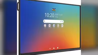 ViewSonic ViewBoard 4K sous Android 16 : écrans interactifs 55 à 98 pouces 12 Vue latérale de l'écran ViewSonic ViewBoard sous Android, interface affichant l'heure et la date.