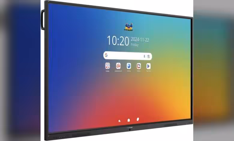 ViewSonic ViewBoard 4K sous Android 16 : écrans interactifs 55 à 98 pouces 1 Vue latérale de l'écran ViewSonic ViewBoard sous Android, interface affichant l'heure et la date.