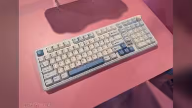 Clavier mécanique Yunzii B98 Pro rétro-éclairé blanc et gris sur bureau rose