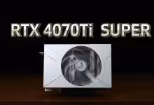 RTX 4070 Ti SUPER avec un grand ventilateur en fond sombre, contraste fort