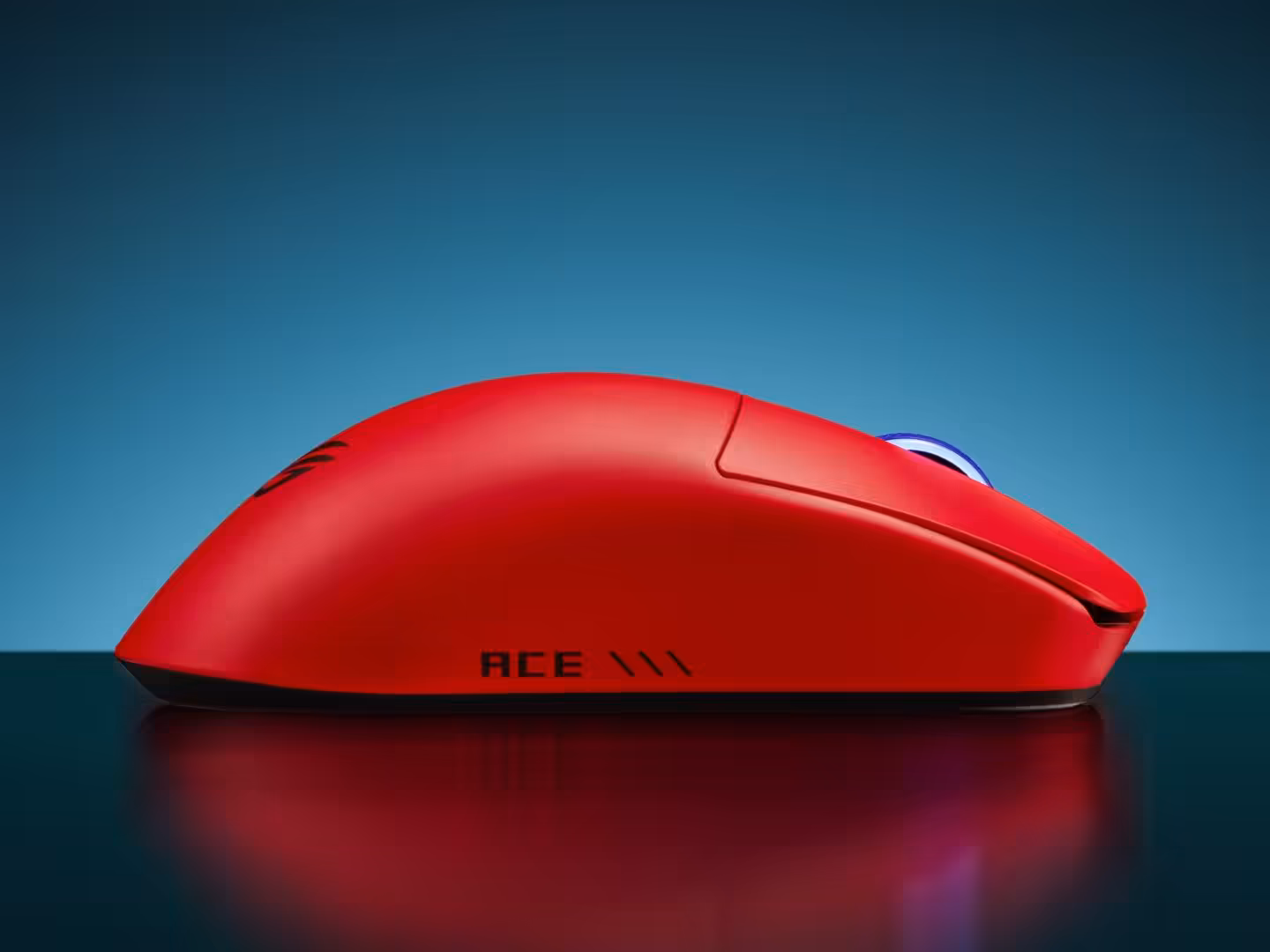 Vue latérale de la souris ASUS ROG Harpe II Ace sur fond bleu.