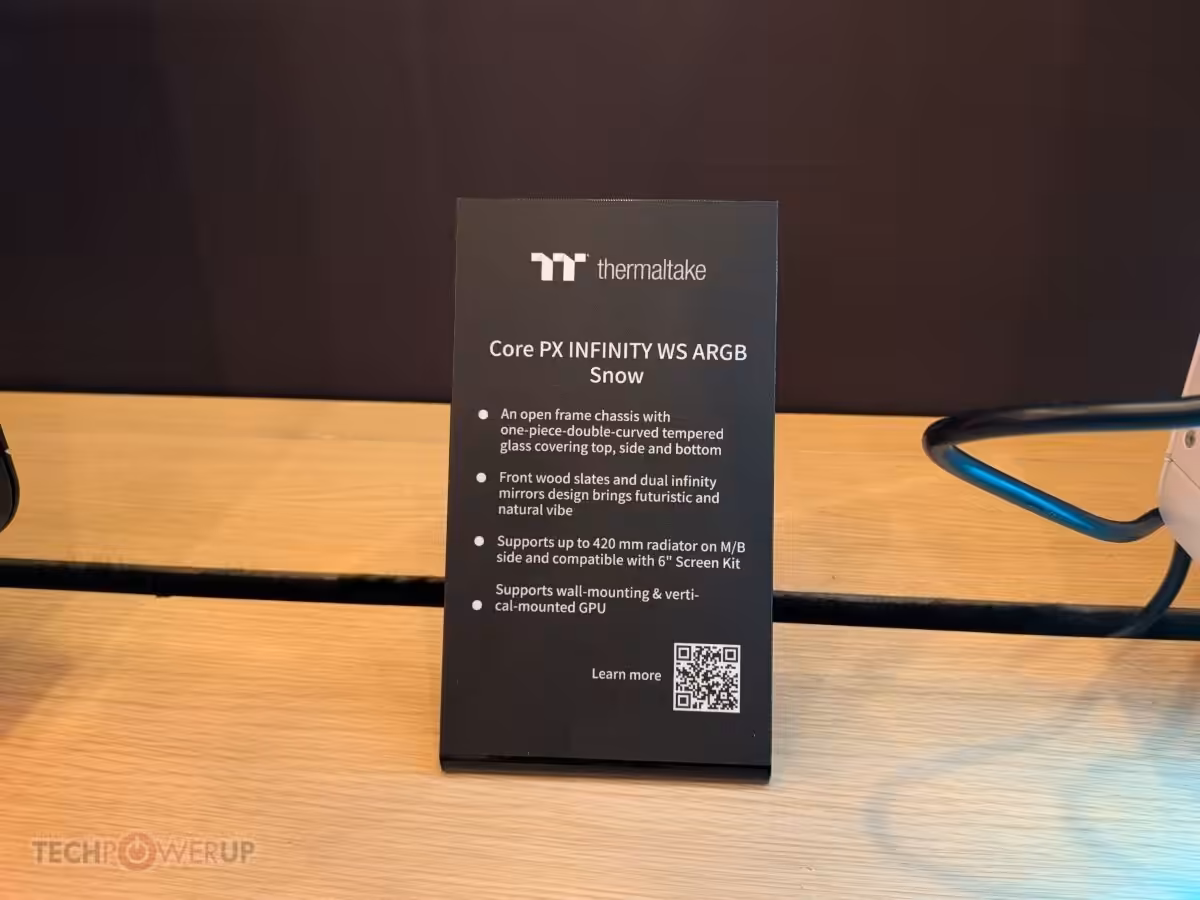 Plaque descriptive Thermaltake Core PX Infinity WS ARGB Snow sur une table.