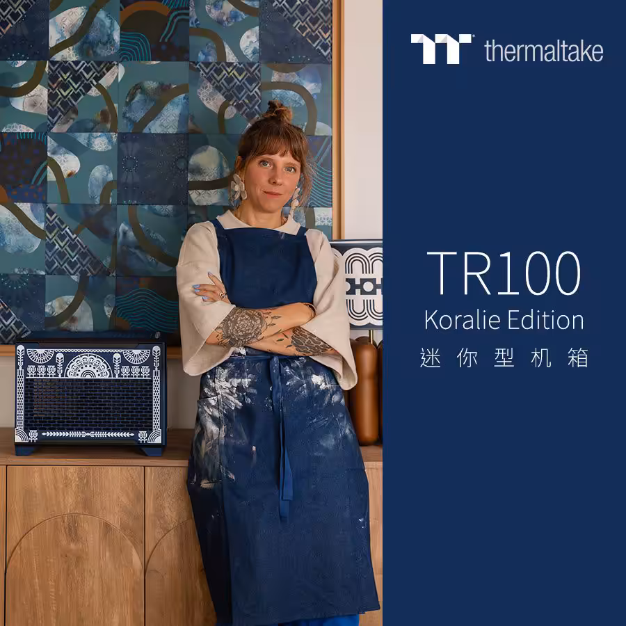 Personne debout à côté d'un boîtier Thermaltake TR100 Koralie Edition avec fond artistique.
