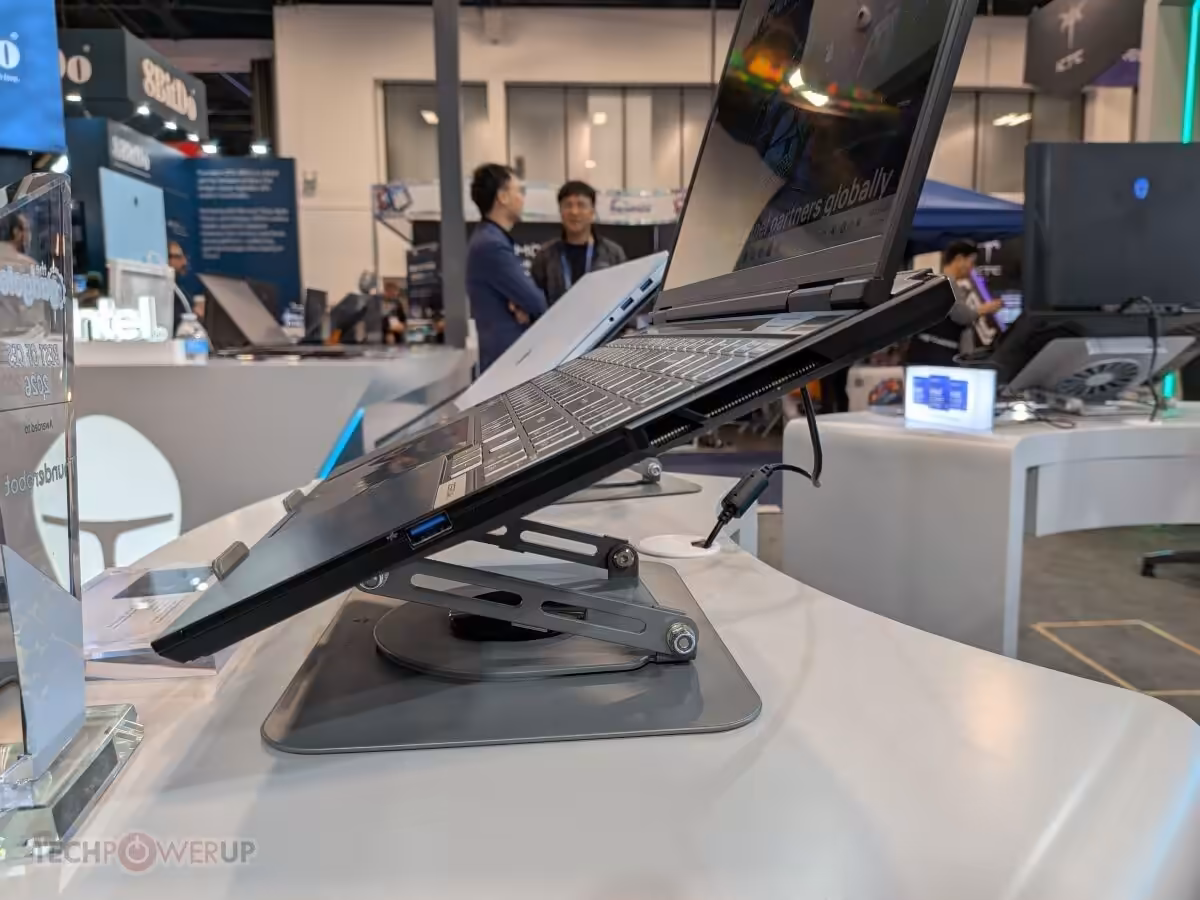 Vue latérale d'un ordinateur Thunderobot avec écran ouvert, montrant la finesse du design.