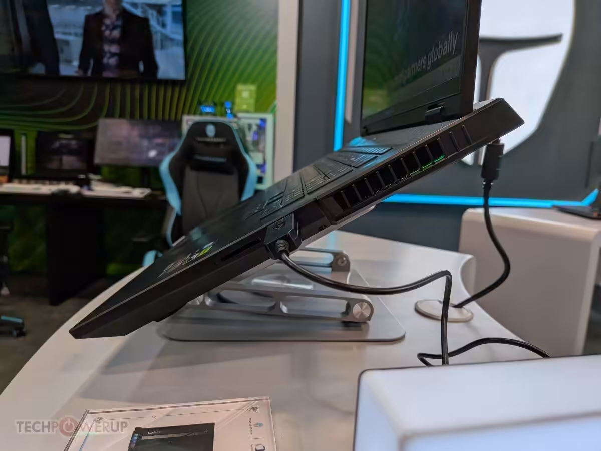 Vue latérale d'un portable Thunderobot en position surélevée, montrant les ports de ventilation.