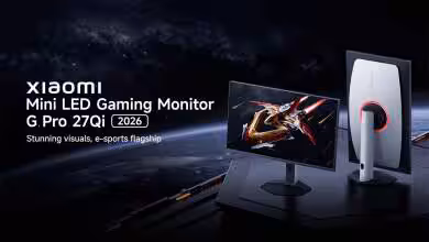 Xiaomi G Pro 27Qi vue de face, vaisseau spatial, couleurs vives, fond noir.