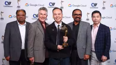 Groupe de personnes souriantes tenant un trophée, logo Google Cloud en arrière-plan.