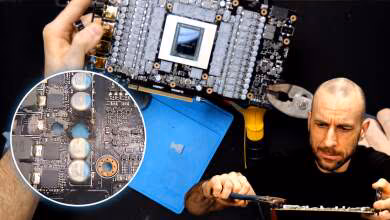 GPU RTX 5090 démonté, main tenant des outils, composant endommagé, plan moyen